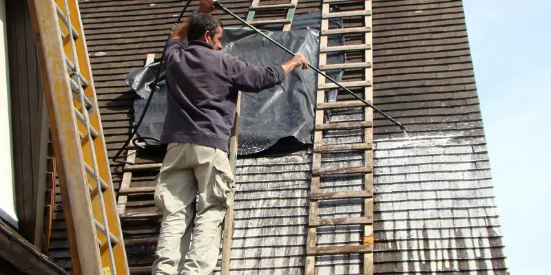 Photo pose d'un hydrofuge sur une toiture ardoise