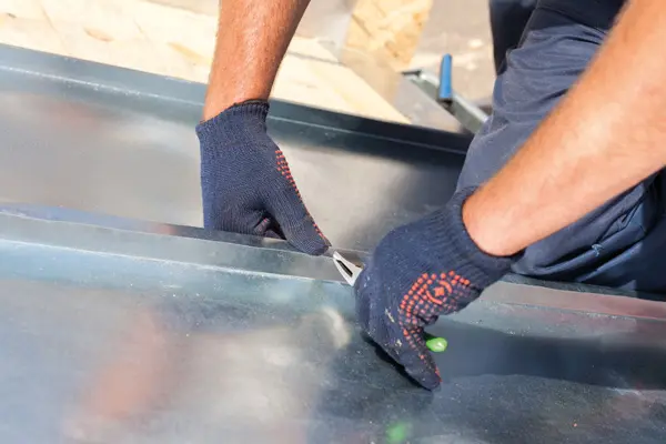 Photo pose d'une toiture en zinc